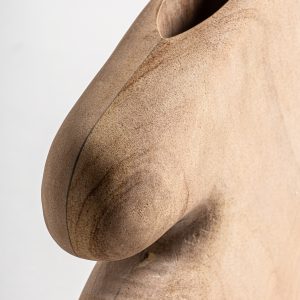 Jarrón joelhe de estilo contemporáneo fabricado en mármol en color marrón claro.