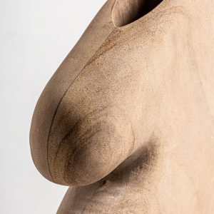 Jarrón joelhe de estilo contemporáneo fabricado en mármol en color marrón claro.