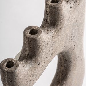 Portavela gael de estilo contemporáneo fabricado en mármol en color beige.