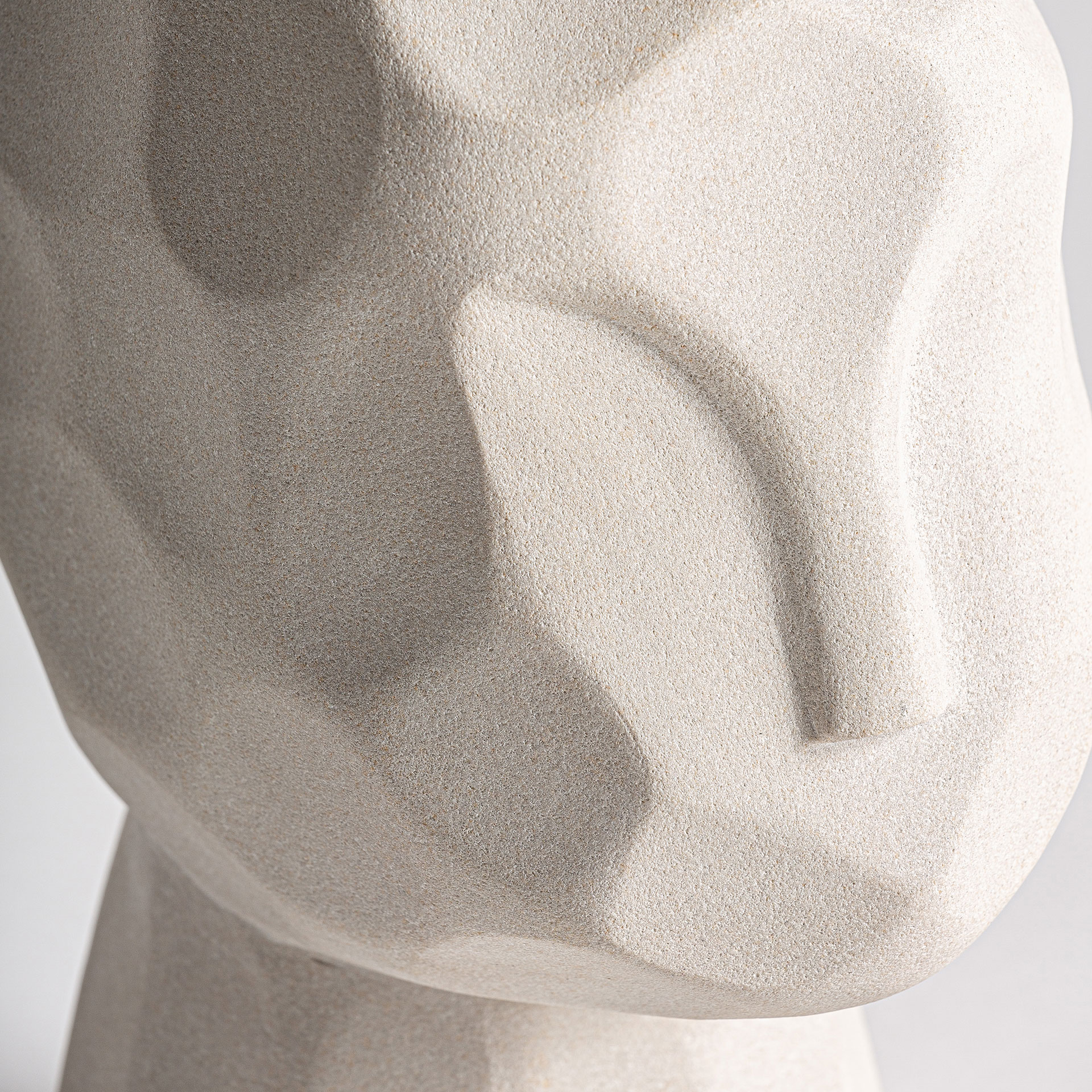 Busto joel de estilo contemporáneo fabricado en mármol en color gris.