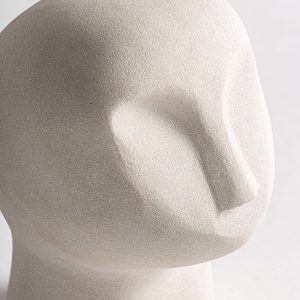 Busto joel de estilo contemporáneo fabricado en mármol en color gris.