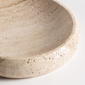 Vacia bolsillos jasha en color crema de estilo contemporáneo. Fabricado en travertino.