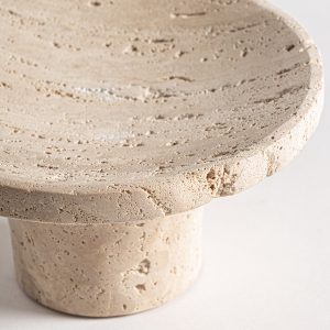 Vacia bolsillos jasha de estilo contemporáneo fabricado en travertino en color crema.