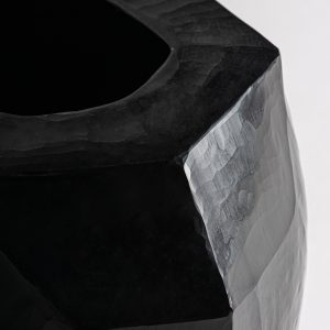 Jarrón galeo de estilo contemporáneo fabricado en cerámica en color negro.