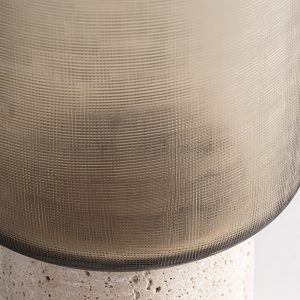 Portavela jasha de estilo contemporáneo fabricado en mármol en color crema combinado con cristal. Producto desmontable.