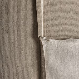 Lienzo cory en color tonos en marrón artesanal de estilo contemporáneo. Fabricado en lienzo combinado con madera de pino.