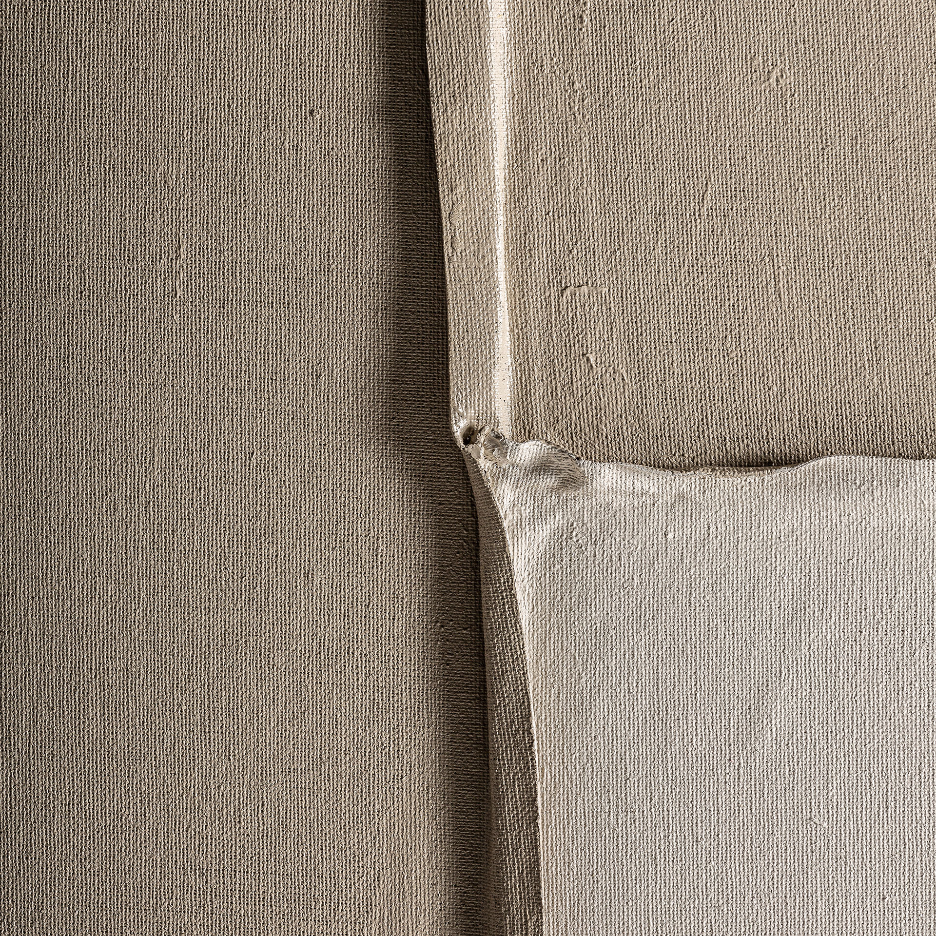 Lienzo cory en color tonos en marrón artesanal de estilo contemporáneo. Fabricado en lienzo combinado con madera de pino.