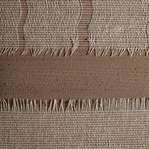 Cuadro Dalmar de estilo contemporáneo fabricado en lienzo en color tonos en marrón con acabado artesanal combinado con madera de pino en color marrón.