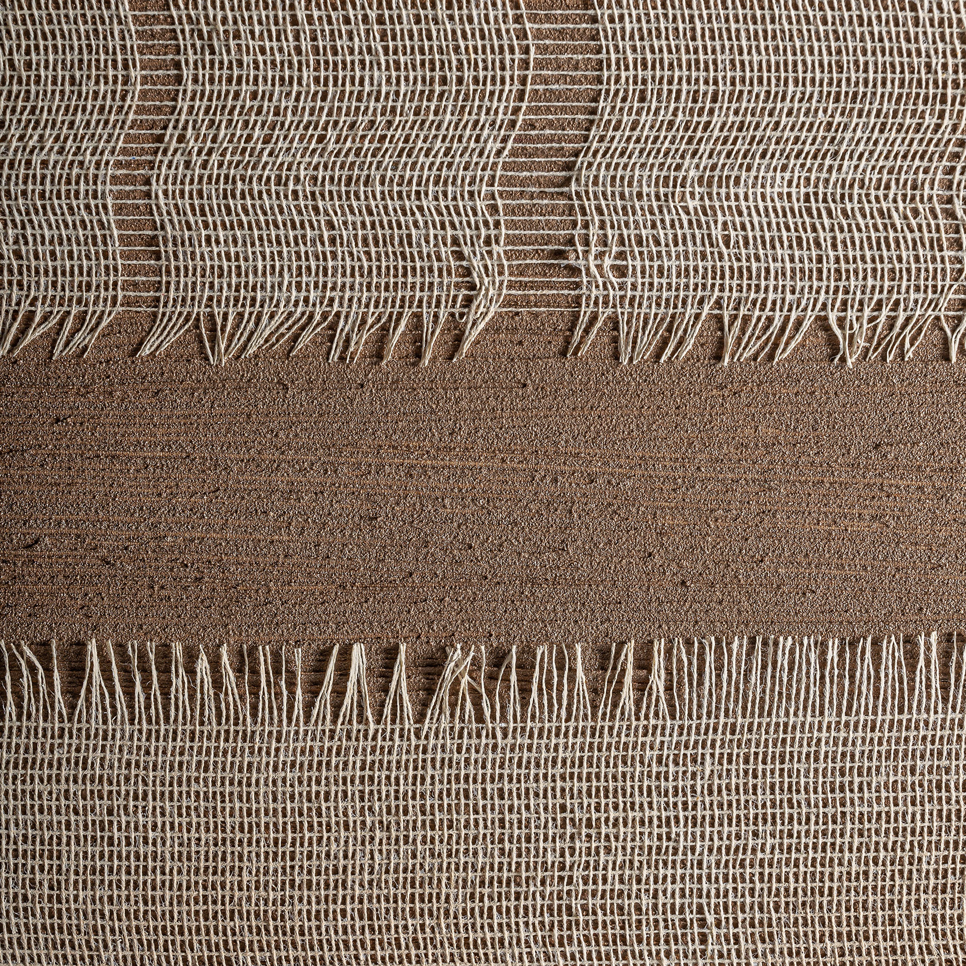 Cuadro Dalmar de estilo contemporáneo fabricado en lienzo en color tonos en marrón con acabado artesanal combinado con madera de pino en color marrón.