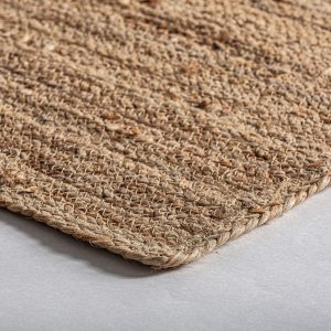 Alfombra nalah de estilo boho fabricado en yute en color tonos en marrón combinado con algodón.