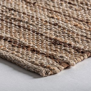 Alfombra thimba de estilo boho fabricado en yute en color tonos en marrón combinado con piel.