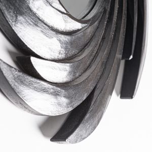 Espejo asp de estilo art deco fabricado en madera de acacia en color negro combinado con espejo.