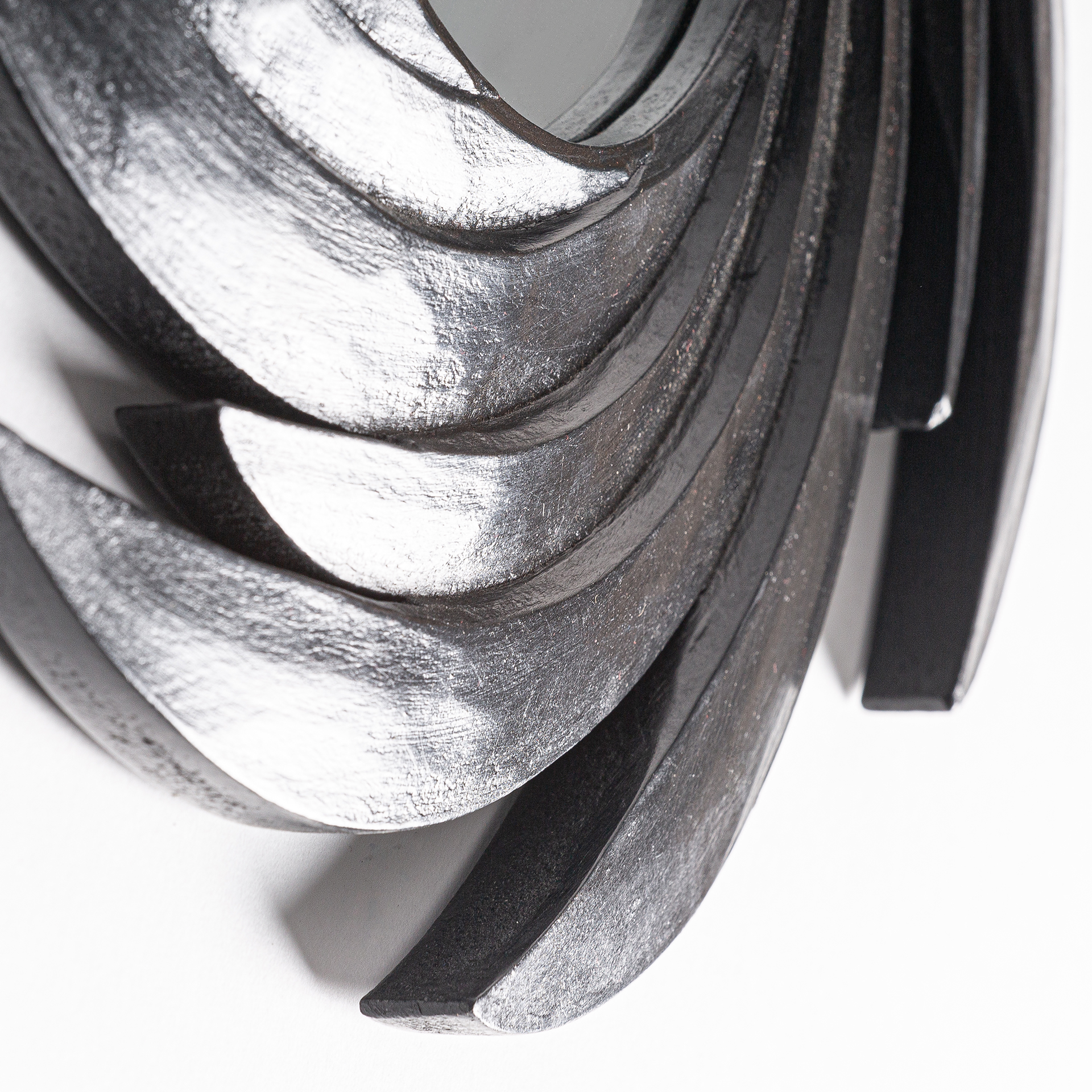 Espejo asp de estilo art deco fabricado en madera de acacia en color negro combinado con espejo.