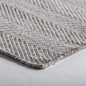 Alfombra helen de estilo colonial fabricado en pet en color blanco en color marrón.