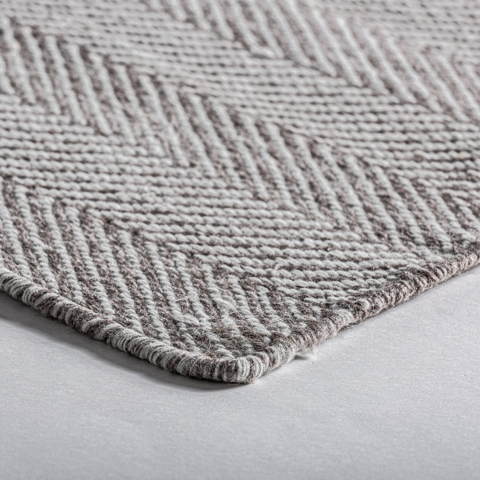 Alfombra helen de estilo colonial fabricado en pet en color blanco en color marrón.