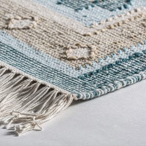 Alfombra elisea de estilo colonial fabricado en pet en color tonos de azul.