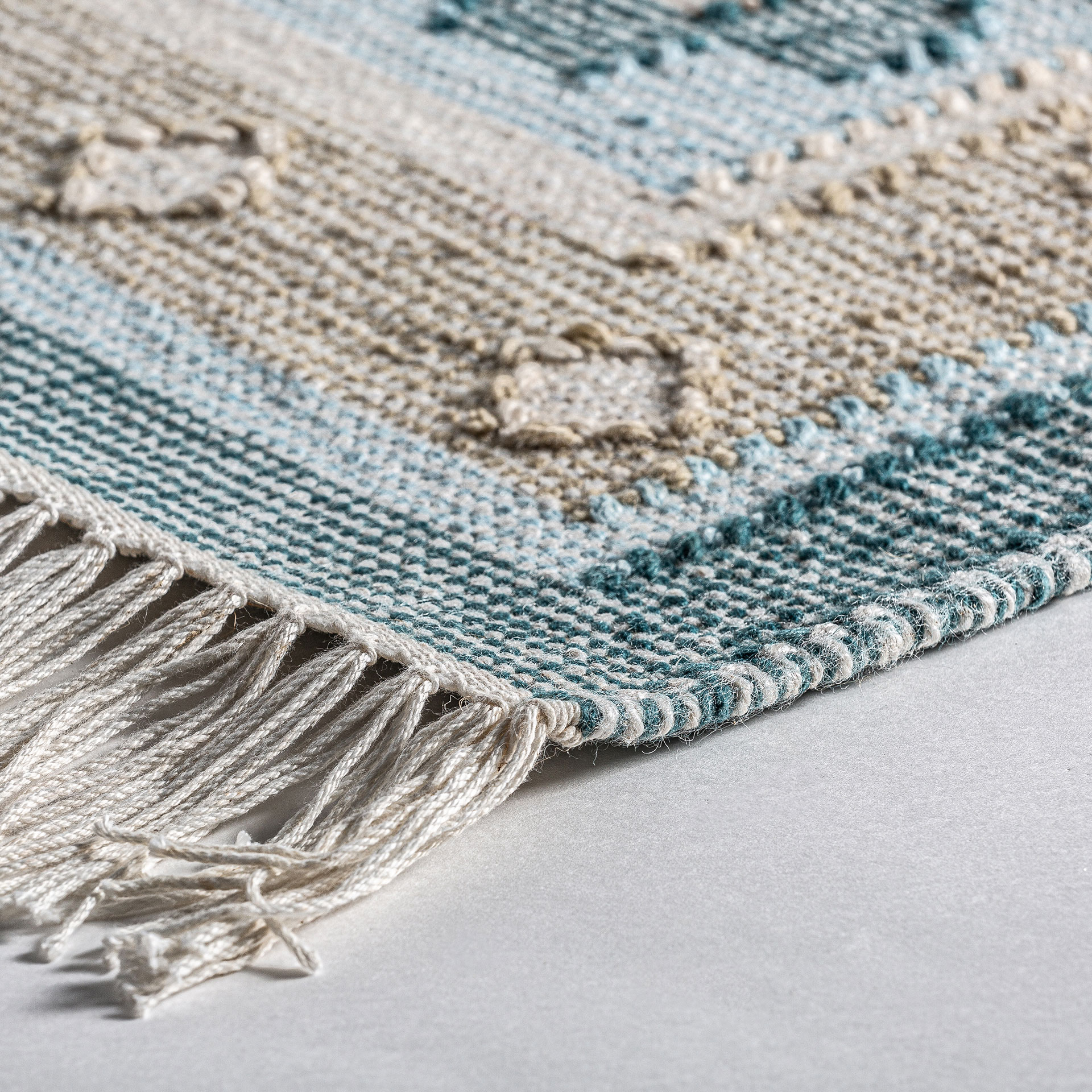 Alfombra elisea de estilo colonial fabricado en pet en color tonos de azul.