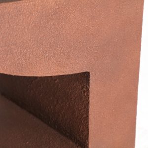 Mesa auxiliar steinach de estilo contemporáneo fabricado en cemento en color marrón combinado con madera dm.