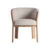 Silla nara de estilo contemporáneo fabricado en poliéster en color marrón beige combinado con madera roble en color beige.