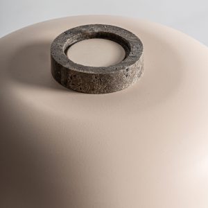 Lámpara de sobremesa Cendra de estilo art deco fabricado en mármol en color crema combinado con hierro en color tonos neutros. Producto desmontable.