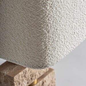 Lámpara de sobremesa Tetbury de estilo art deco fabricado en mármol en color marrón claro combinado con hierro en color oro con acabado bronce y algodón bouclé en color blanco. Producto desmontable.