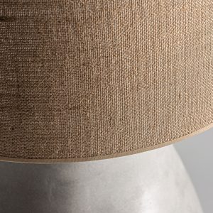 Lámpara de sobremesa de estilo colonial fabricado en yute en color marrón claro combinado con terracota en color negra. Producto desmontable elevable.