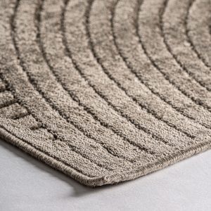 Alfombra niara en color tonos en marrón de estilo clásico. Fabricado en viscosa.