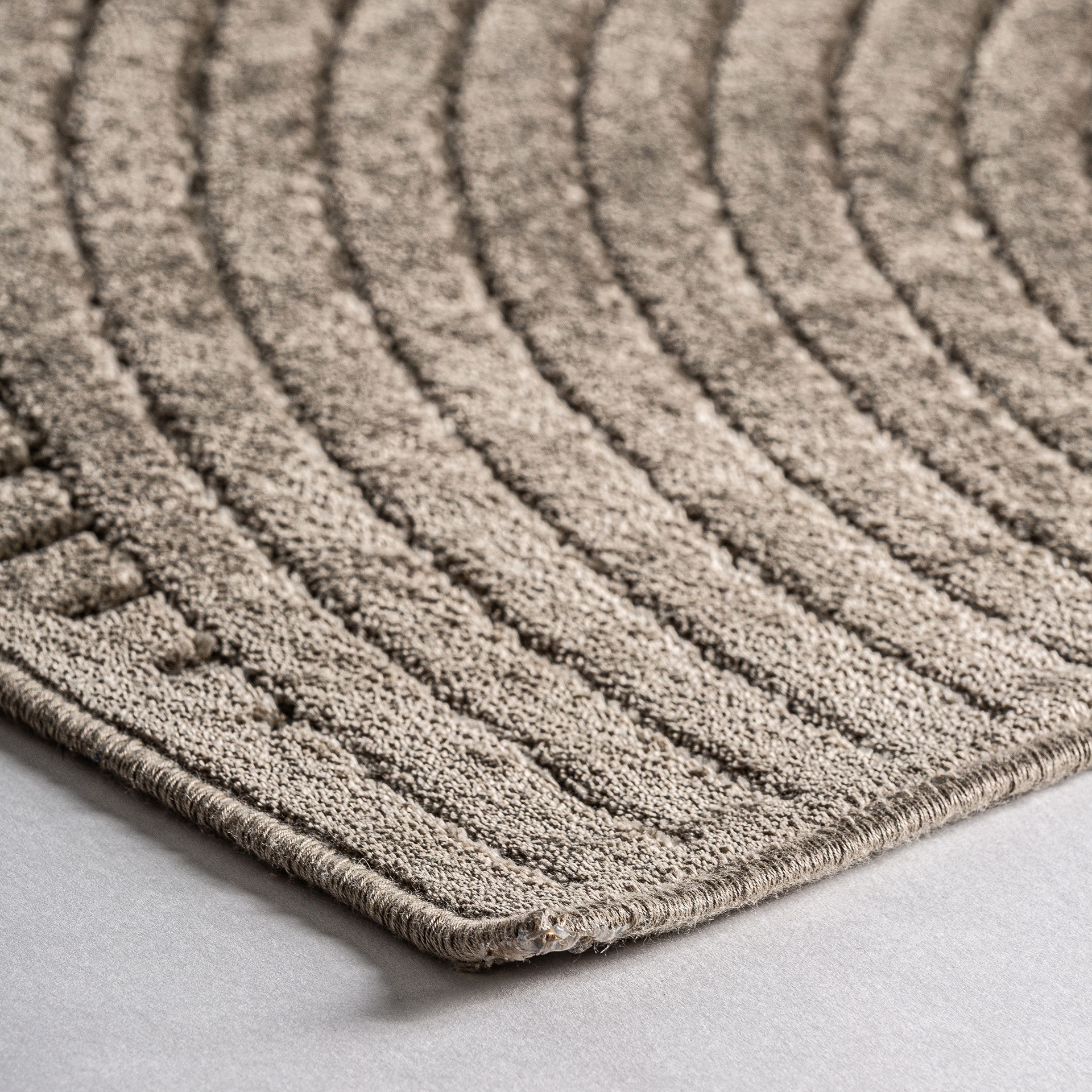 Alfombra niara en color tonos en marrón de estilo clásico. Fabricado en viscosa.