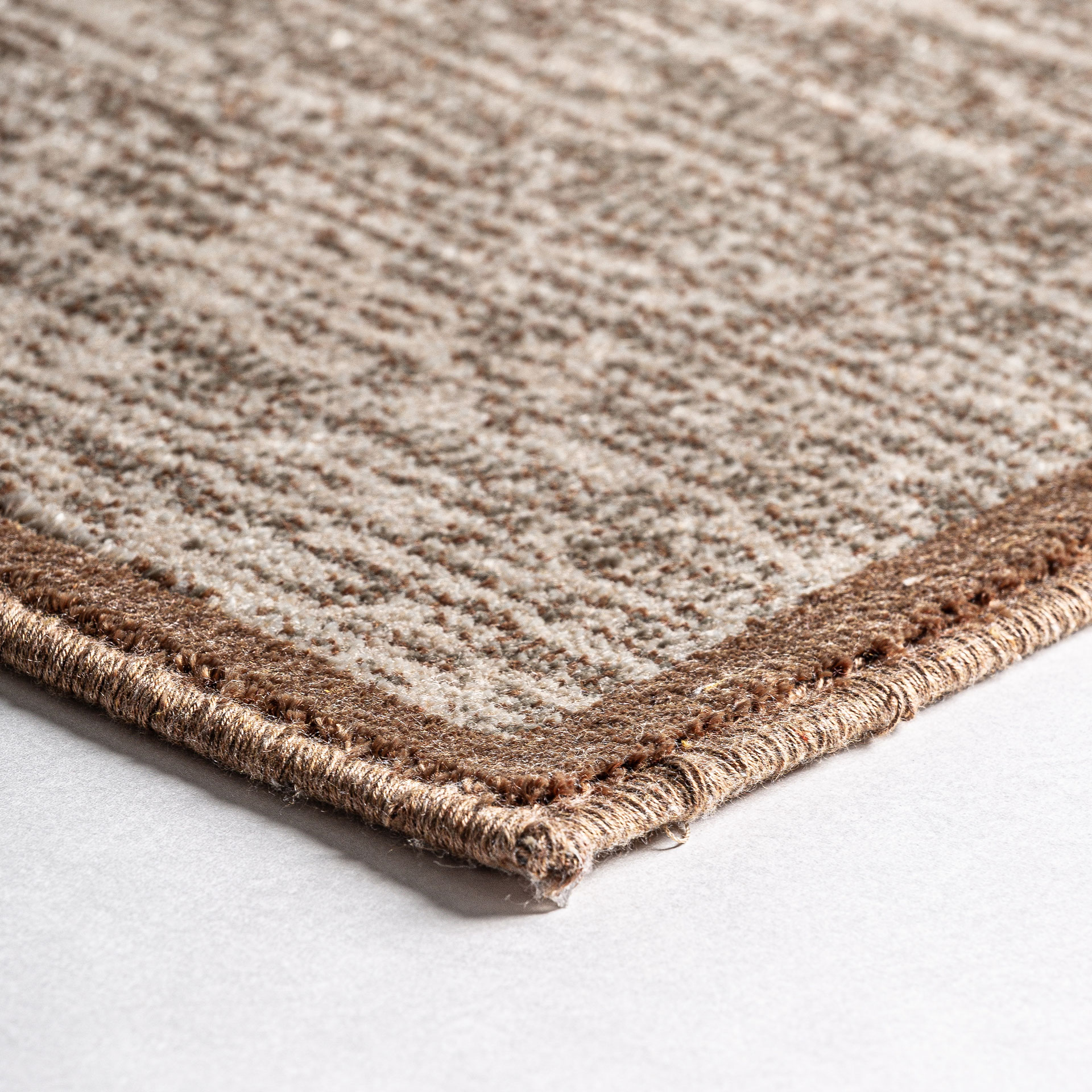 Alfombra akbar de estilo clásico fabricado en viscosa en color tonos en marrón.