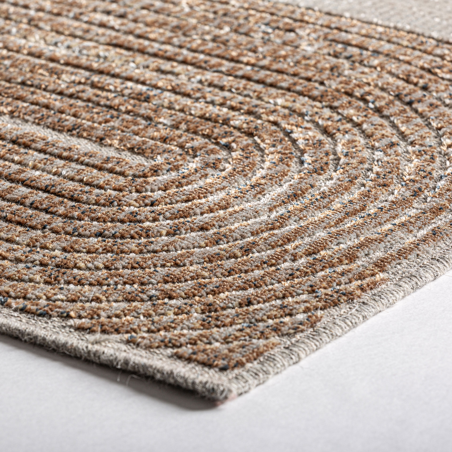 Alfombra chaniya de estilo clásico fabricado en viscosa en color tonos en marrón.