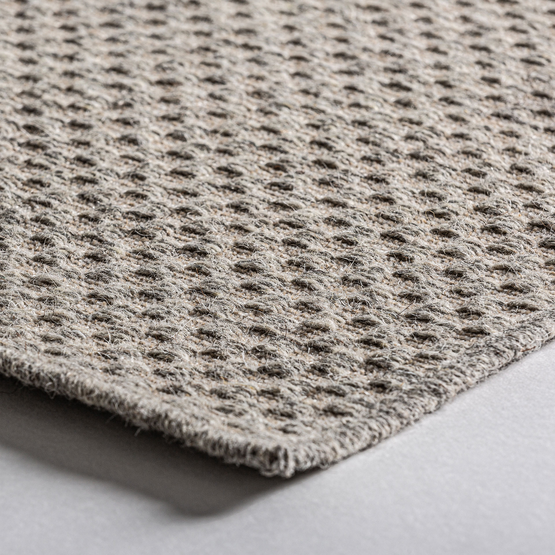 Alfombra kalissa de estilo clásico fabricado en lana en color beige combinado con viscosa.