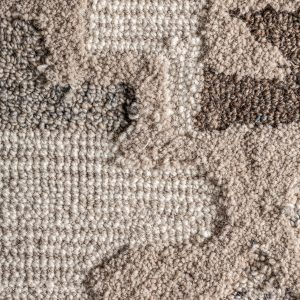 Cuadro ivar de estilo boho fabricado en algodón en color beige combinado con lana en color tonos en marrón y madera de mango en color marrón con acabado natural.