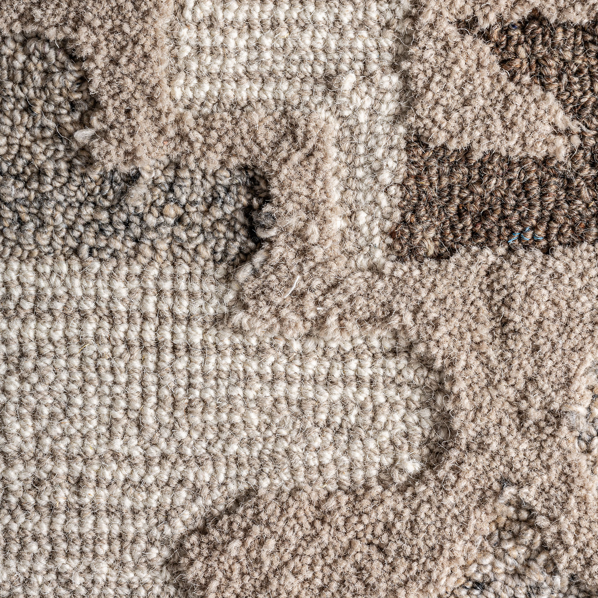 Cuadro ivar de estilo boho fabricado en algodón en color beige combinado con lana en color tonos en marrón y madera de mango en color marrón con acabado natural.