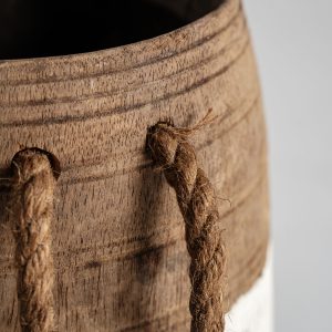 Jarrón kalid de estilo étnico fabricado en madera recuperada en color tonos en marrón.