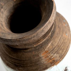 Jarrón kalid de estilo étnico fabricado en madera recuperada en color tonos en marrón.