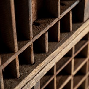 Panel decorativo Kashere de estilo étnico fabricado en madera recuperada en color marrón con acabado natural.