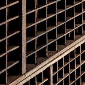 Panel decorativo Kashere de estilo étnico fabricado en madera recuperada en color marrón.