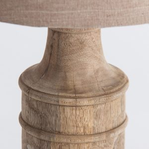 Lámpara de sobremesa Liena de estilo clásico fabricado en madera de mango en color marrón combinado con algodón en color marrón.