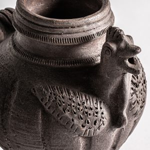 Jarrón Darth de estilo clásico fabricado en terracota en color negro.