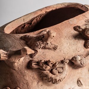 Centro de mesa de estilo oriental fabricado en terracota en color marrón claro con acabado envejecido.