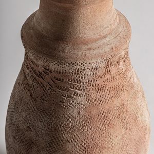 Jarrón de estilo clásico fabricado en terracota en color marrón claro.