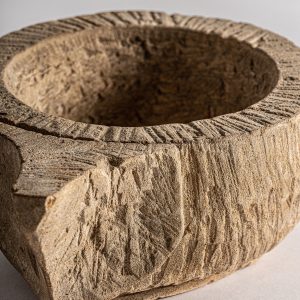 Centro de mesa de estilo clásico fabricado en piedra en color marrón claro con acabado envejecido.