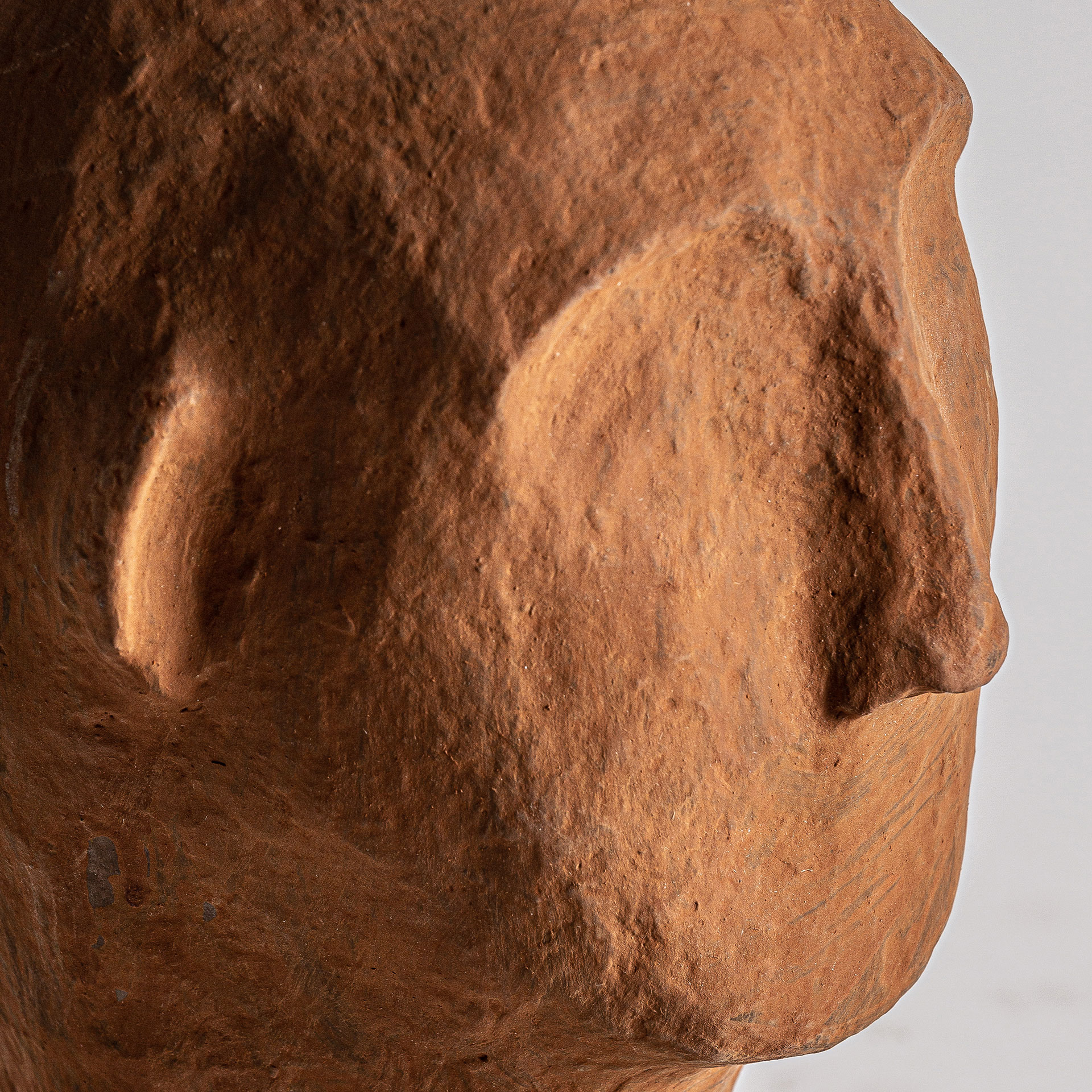 Busto jam de estilo contemporáneo fabricado en papel maché en color marrón.