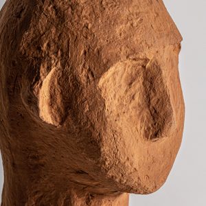 Busto jam de estilo contemporáneo fabricado en papel maché en color marrón.