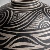 Jarrón aike de estilo contemporáneo fabricado en terracota en color gris en color negro.