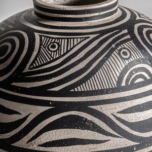 Jarrón aike de estilo contemporáneo fabricado en terracota en color gris en color negro.