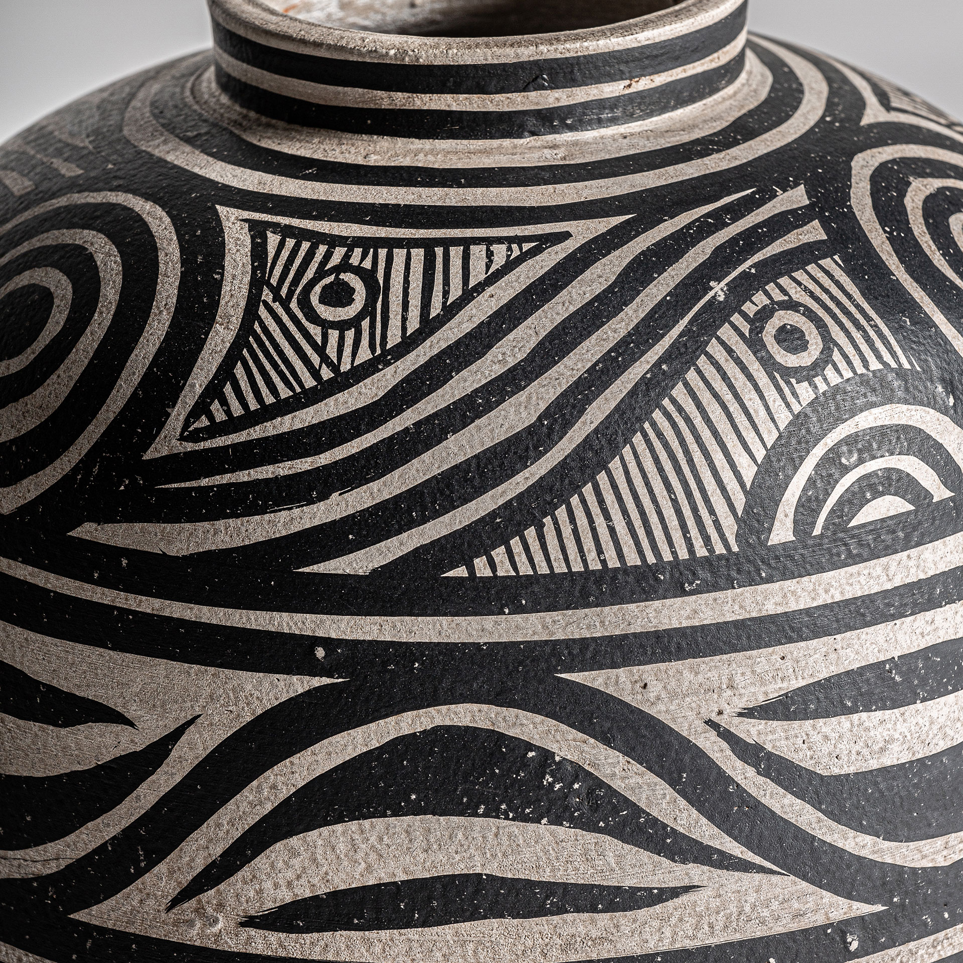 Jarrón aike de estilo contemporáneo fabricado en terracota en color gris en color negro.