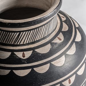 Tinaja Adrien de estilo contemporáneo fabricado en terracota en color gris en color negro.