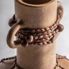 Jarrón adib de estilo ecléctico fabricado en terracota en color tonos en marrón.