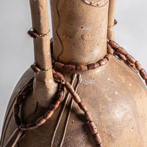 Jarrón adib de estilo ecléctico fabricado en terracota en color tonos en marrón.